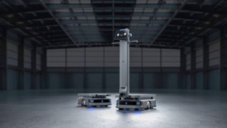 Pudu T600 autonomer Transportroboter schwarz in einer Halle, dunkler Hintergrund