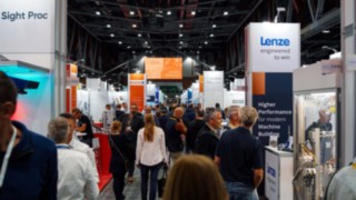 all about automation 2025 - Messe Chemnitz all about automation Messe, Blick in die Messe, links und rechts die Stände, in der Mitte die Besucher