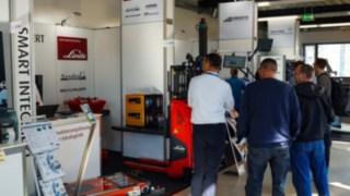 Messestand Linde Händer links, rechts die Besucher der all about automation 