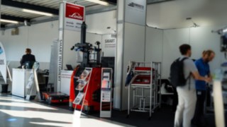 Seitenansicht Messestand auf der all about automation, Mittig der Messestand mit dem L-MATIC zusehen