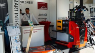 Messestand LMH Händler mit den Linde MATIC Fahrzeugen