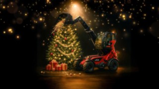 Linde YH40 Teleskoplader rechts schmückt mit Schüttgutschaufel in der sich Christschmuck befindet den Weihnachtsbaum.